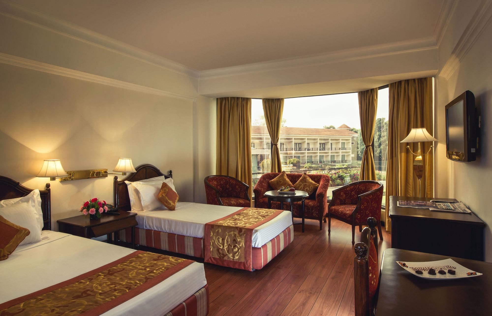 Hotel Mountview Chandīgarh エクステリア 写真