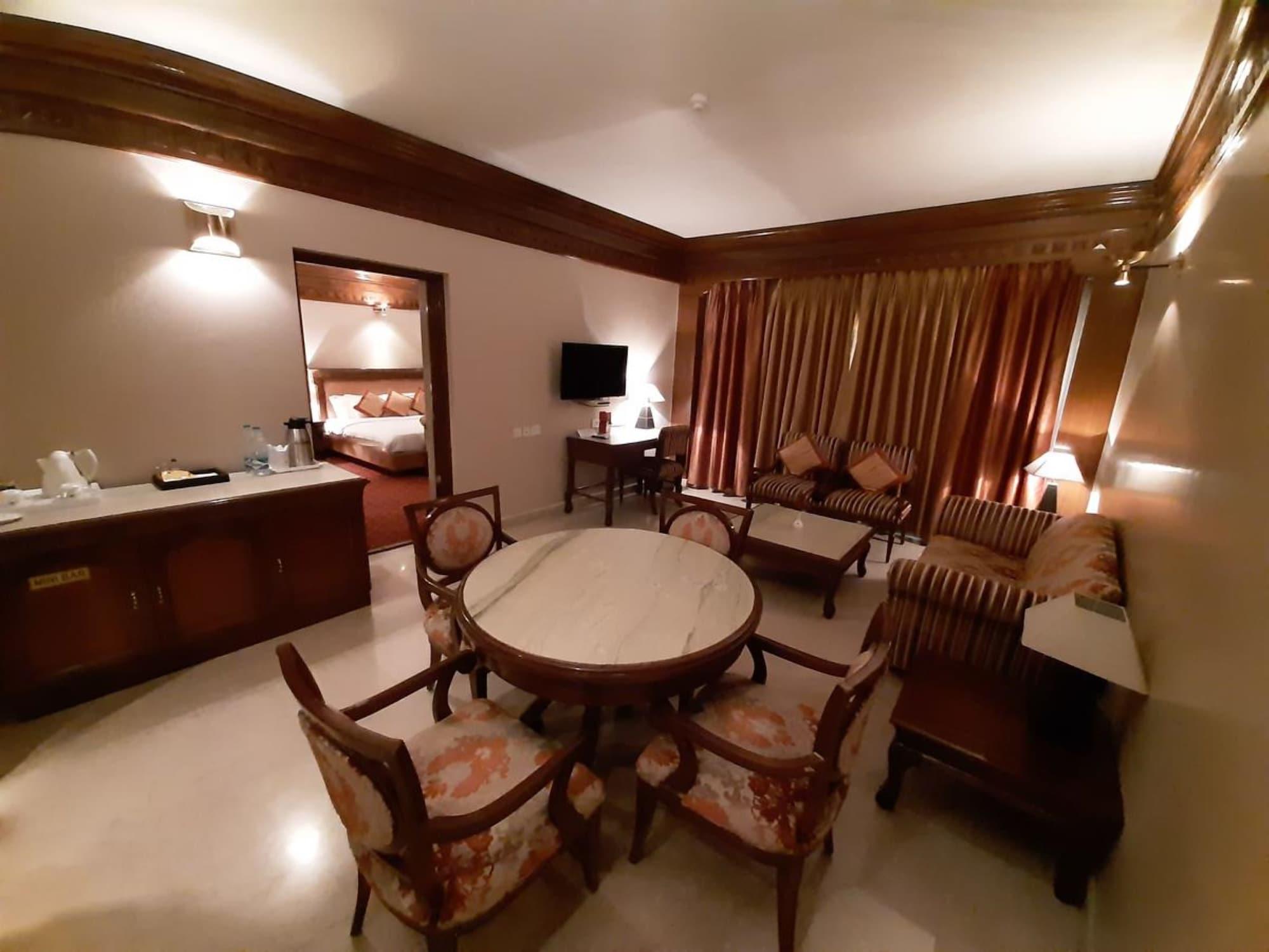 Hotel Mountview Chandīgarh エクステリア 写真