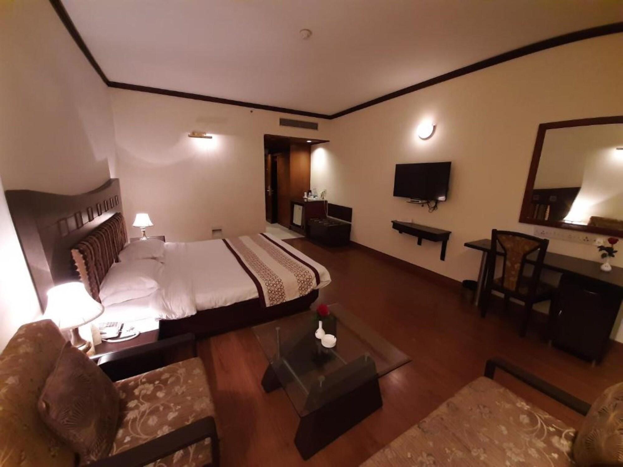 Hotel Mountview Chandīgarh エクステリア 写真