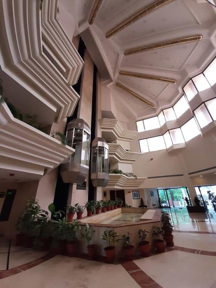 Hotel Mountview Chandīgarh エクステリア 写真