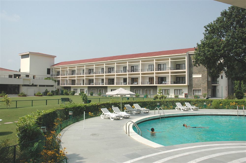Hotel Mountview Chandīgarh エクステリア 写真