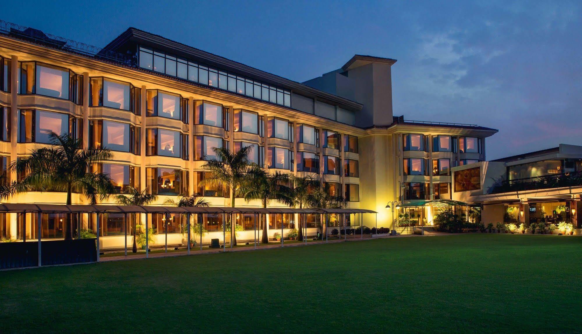 Hotel Mountview Chandīgarh エクステリア 写真