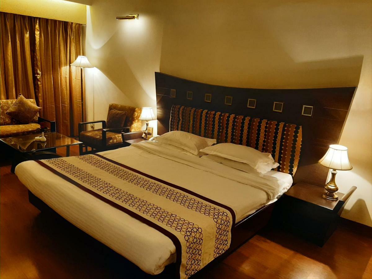 Hotel Mountview Chandīgarh エクステリア 写真