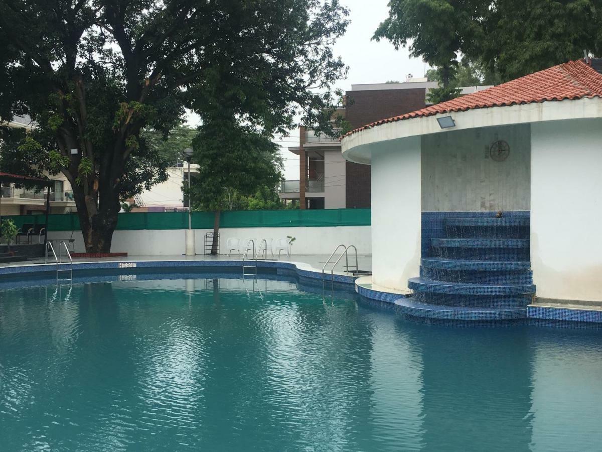 Hotel Mountview Chandīgarh エクステリア 写真