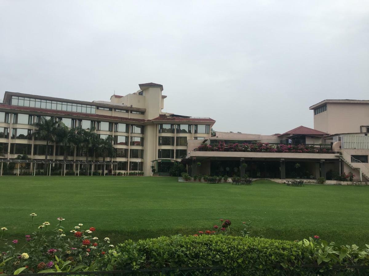 Hotel Mountview Chandīgarh エクステリア 写真