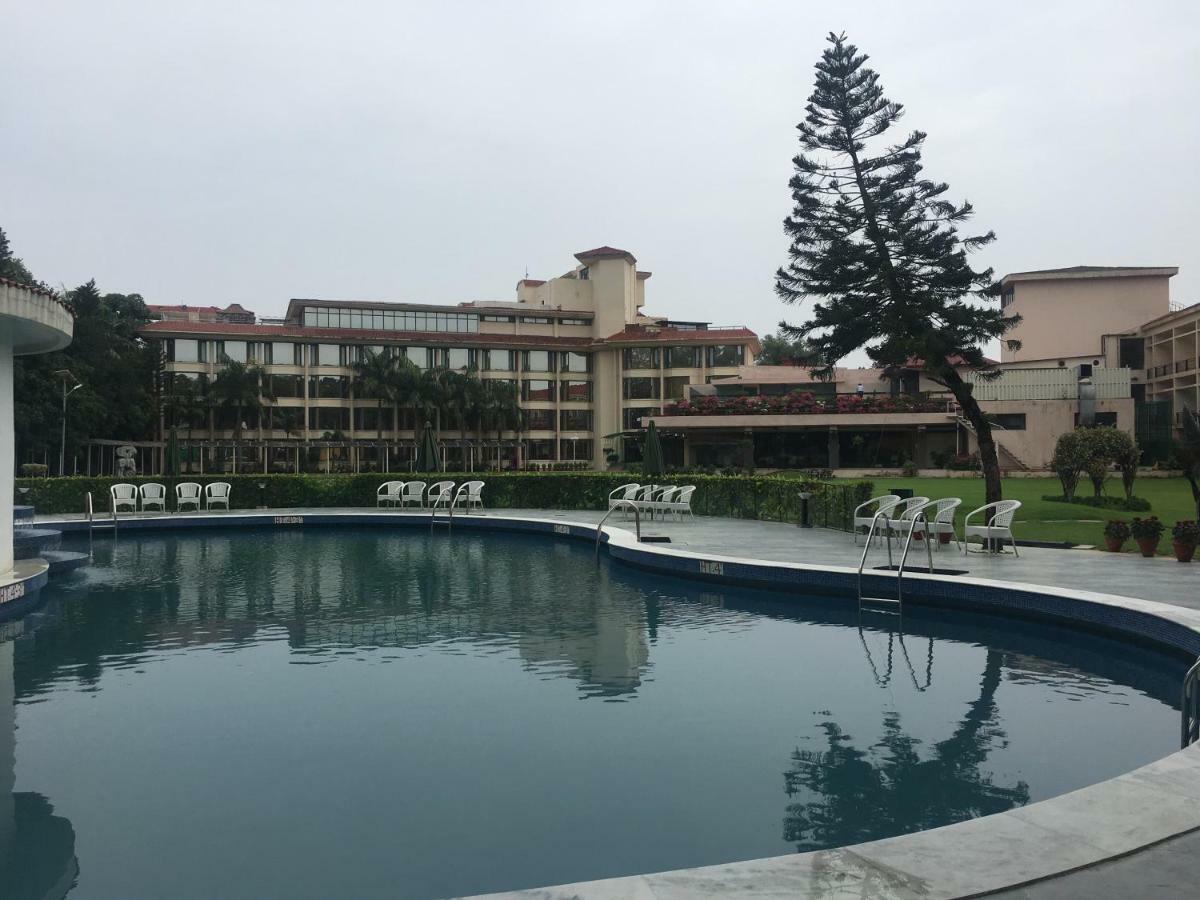 Hotel Mountview Chandīgarh エクステリア 写真